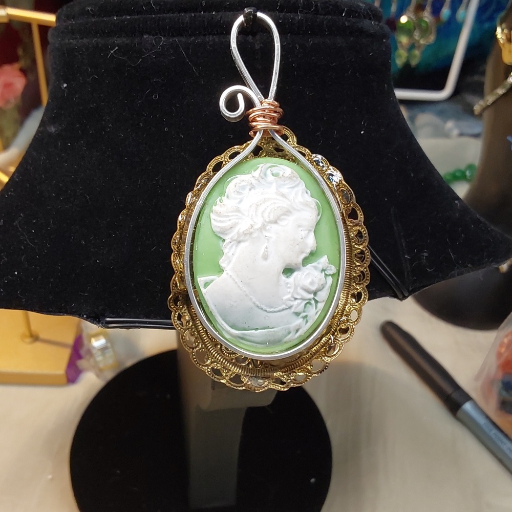 Necklace pendant reversible cameo one side, real jewels citron other side